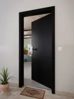 CloseUp-Milieuansicht von Schwarz RAL 9005 Lack Wohnungseingangstür - Hörmann