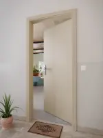 CloseUp-Milieuansicht von Cotton like Taupe Basic Wohnungseingangstür - Huga