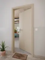 CloseUp-Milieuansicht von Ultramatt Taupe ProLine Wohnungseingangstür - Hörmann