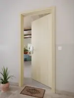 CloseUp-Milieuansicht von Ahorn kanad. Längs Living Echtholzfurniert Wohnungseingangstür - Jeld-Wen