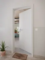 CloseUp-Milieuansicht von GARANT Wohnungseingangstür D92-60 Dove Grey Resopal