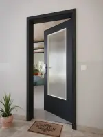 CloseUp-Milieuansicht von GARANT Wohnungseingangstür U12000SD Vulkanschwarz GHK08 mit Lichtausschnitt LA-DIN