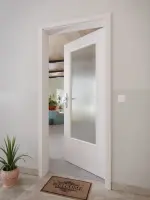 CloseUp-Milieuansicht von GARANT Wohnungseingangstür U12188SD Lichtgrau GHK08 mit Lichtausschnitt LA-DIN