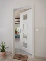 CloseUp-Milieuansicht von GARANT Wohnungseingangstür D92-60 Dove Grey Resopal mit Lichtausschnitt LA-10