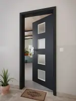 CloseUp-Milieuansicht von GARANT Wohnungseingangstür U12000SD Vulkanschwarz GHK08 mit Lichtausschnitt LA-10