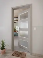 CloseUp-Milieuansicht von GARANT Wohnungseingangstür U12115SD Platingrau GHK08 mit Lichtausschnitt LA-11