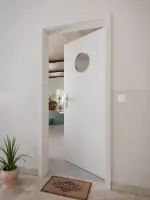 CloseUp-Milieuansicht von GARANT Wohnungseingangstür D92-60 Dove Grey Resopal mit Lichtausschnitt LA-12