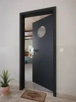 CloseUp-Milieuansicht von GARANT Wohnungseingangstür U12000SD Vulkanschwarz GHK08 mit Lichtausschnitt LA-12