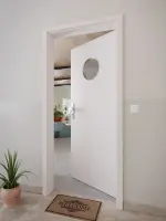 CloseUp-Milieuansicht von GARANT Wohnungseingangstür U12188SD Lichtgrau GHK08 mit Lichtausschnitt LA-12