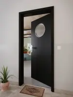 CloseUp-Milieuansicht von GARANT Wohnungseingangstür 0901-60 Black Resopal mit Lichtausschnitt LA-13