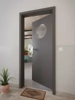 CloseUp-Milieuansicht von GARANT Wohnungseingangstür 10622-60 Ebony CePaL mit Lichtausschnitt LA-13