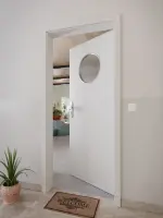 CloseUp-Milieuansicht von GARANT Wohnungseingangstür D92-60 Dove Grey Resopal mit Lichtausschnitt LA-13