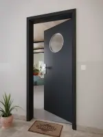 CloseUp-Milieuansicht von GARANT Wohnungseingangstür U12000SD Vulkanschwarz GHK08 mit Lichtausschnitt LA-13