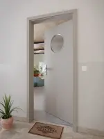 CloseUp-Milieuansicht von GARANT Wohnungseingangstür U12115SD Platingrau GHK08 mit Lichtausschnitt LA-13