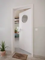 CloseUp-Milieuansicht von GARANT Wohnungseingangstür U12188SD Lichtgrau GHK08 mit Lichtausschnitt LA-13