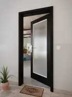 CloseUp-Milieuansicht von GARANT Wohnungseingangstür 0901-60 Black Resopal mit Lichtausschnitt LA-2