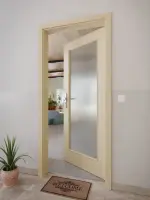 CloseUp-Milieuansicht von GARANT Wohnungseingangstür Natura Ahorn CePaL mit Lichtausschnitt LA-2