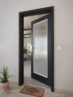 CloseUp-Milieuansicht von GARANT Wohnungseingangstür U12000SD Vulkanschwarz GHK08 mit Lichtausschnitt LA-2