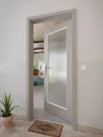 CloseUp-Milieuansicht von GARANT Wohnungseingangstür U12115SD Platingrau GHK08 mit Lichtausschnitt LA-2