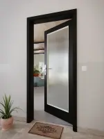 CloseUp-Milieuansicht von GARANT Wohnungseingangstür 0901-60 Black Resopal mit Lichtausschnitt LA-3