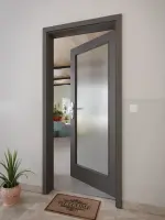 CloseUp-Milieuansicht von GARANT Wohnungseingangstür 10622-60 Ebony CePaL mit Lichtausschnitt LA-3