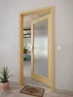 CloseUp-Milieuansicht von GARANT Wohnungseingangstür Quer Authentic Asteiche CePaL mit Lichtausschnitt LA-3