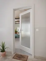 CloseUp-Milieuansicht von GARANT Wohnungseingangstür D92-60 Dove Grey Resopal mit Lichtausschnitt LA-3