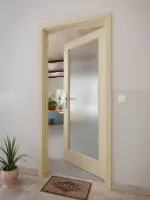 CloseUp-Milieuansicht von GARANT Wohnungseingangstür Natura Ahorn CePaL mit Lichtausschnitt LA-3