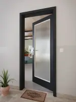 CloseUp-Milieuansicht von GARANT Wohnungseingangstür U12000SD Vulkanschwarz GHK08 mit Lichtausschnitt LA-3