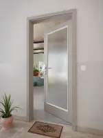 CloseUp-Milieuansicht von GARANT Wohnungseingangstür U12115SD Platingrau GHK08 mit Lichtausschnitt LA-3