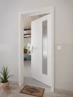 CloseUp-Milieuansicht von GARANT Wohnungseingangstür 0160-60 Silver Grey CePaL mit Lichtausschnitt LA-4 bandseitig