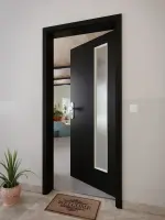 CloseUp-Milieuansicht von GARANT Wohnungseingangstür 0901-60 Black Resopal mit Lichtausschnitt LA-4 bandseitig