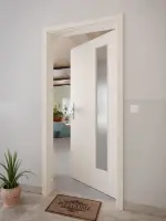 CloseUp-Milieuansicht von GARANT Wohnungseingangstür Authentic Perl CePaL mit Lichtausschnitt LA-4 bandseitig