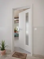 CloseUp-Milieuansicht von GARANT Wohnungseingangstür D92-60 Dove Grey Resopal mit Lichtausschnitt LA-4 bandseitig