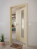 CloseUp-Milieuansicht von GARANT Wohnungseingangstür Natura Ahorn CePaL mit Lichtausschnitt LA-4 bandseitig