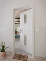 CloseUp-Milieuansicht von GARANT Wohnungseingangstür D92-60 Dove Grey Resopal mit Lichtausschnitt LA-4 mittig