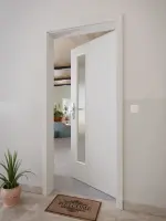 CloseUp-Milieuansicht von GARANT Wohnungseingangstür D92-60 Dove Grey Resopal mit Lichtausschnitt LA-4 schlossseitig