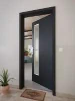 CloseUp-Milieuansicht von GARANT Wohnungseingangstür U12000SD Vulkanschwarz GHK08 mit Lichtausschnitt LA-4 schlossseitig