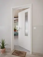 CloseUp-Milieuansicht von GARANT Wohnungseingangstür 0160-60 Silver Grey CePaL mit Lichtausschnitt LA-5 bandseitig