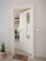 CloseUp-Milieuansicht von GARANT Wohnungseingangstür Authentic Perl CePaL mit Lichtausschnitt LA-5 bandseitig