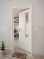 CloseUp-Milieuansicht von GARANT Wohnungseingangstür Authentic Perl GCK08 mit Lichtausschnitt LA-5 bandseitig