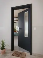 CloseUp-Milieuansicht von GARANT Wohnungseingangstür U12000SD Vulkanschwarz GHK08 mit Lichtausschnitt LA-5 bandseitig