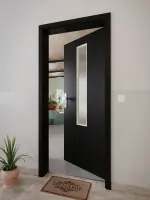 CloseUp-Milieuansicht von GARANT Wohnungseingangstür 0901-60 Black Resopal mit Lichtausschnitt LA-5 mittig