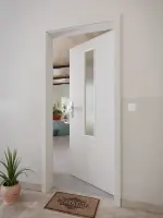 CloseUp-Milieuansicht von GARANT Wohnungseingangstür D92-60 Dove Grey Resopal mit Lichtausschnitt LA-5 mittig