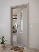 CloseUp-Milieuansicht von GARANT Wohnungseingangstür U12115SD Platingrau GHK08 mit Lichtausschnitt LA-5 mittig