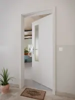 CloseUp-Milieuansicht von GARANT Wohnungseingangstür D92-60 Dove Grey Resopal mit Lichtausschnitt LA-5 schlossseitig