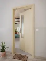 CloseUp-Milieuansicht von GARANT Wohnungseingangstür Natura Ahorn CePaL mit Lichtausschnitt LA-5 schlossseitig