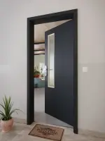 CloseUp-Milieuansicht von GARANT Wohnungseingangstür U12000SD Vulkanschwarz GHK08 mit Lichtausschnitt LA-5 schlossseitig