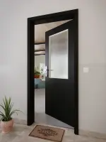 CloseUp-Milieuansicht von GARANT Wohnungseingangstür 0901-60 Black Resopal mit Lichtausschnitt LA-6