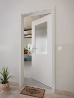 CloseUp-Milieuansicht von GARANT Wohnungseingangstür D92-60 Dove Grey Resopal mit Lichtausschnitt LA-6